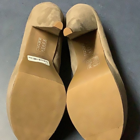 👠👠Ladies Taupe Heels 👠👠 - Picture 3 of 6